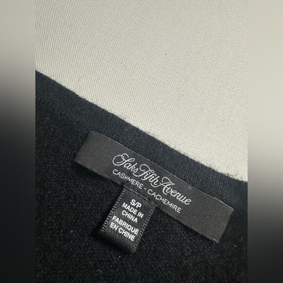 Saks Fifth Avenue 100% Cashmere Black Scoop Neck Asymmetrical Hem Sweater Small - Picture 5 of 6